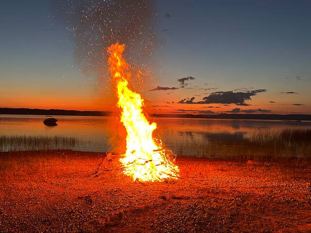 Waves Cottage Retreat Waterfront Property gallery image 4