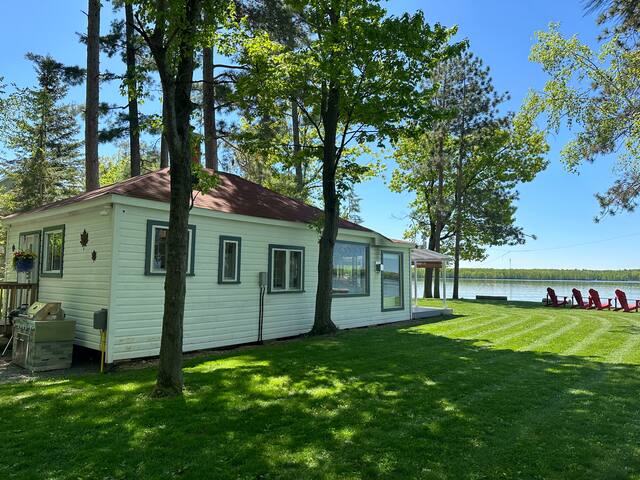 Waves Cottage Retreat Waterfront Property gallery image 2