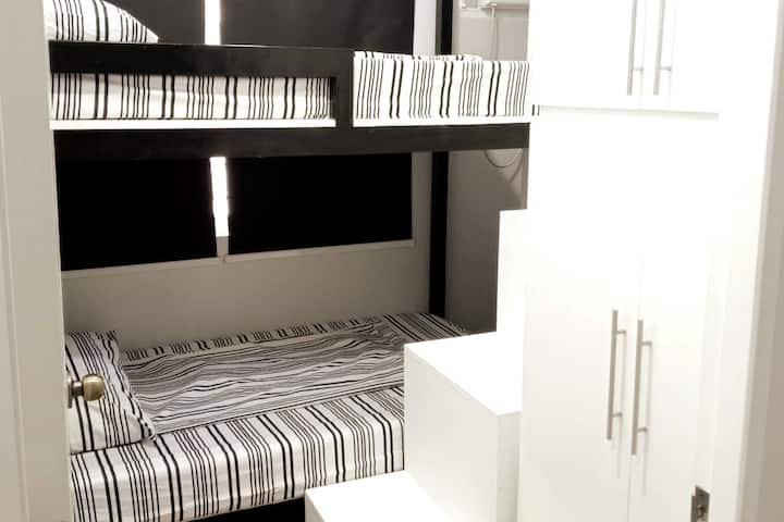 Спалня 3 разполага с климатик с капацитет 0,5 к.с., двойно единично легло и бял шкаф за удобство и съхранение.