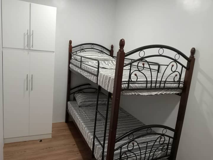 Спалня 2 разполага с климатик с капацитет 0,5 к.с., двойно единично легло и бял шкаф за удобство и съхранение.