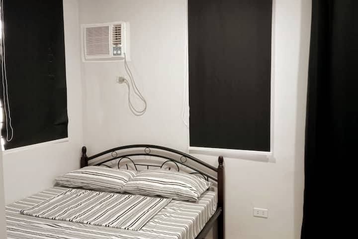 Основна спалня 1 предлага както комфорт, така и удобство с двойно легло и климатик тип прозорец.