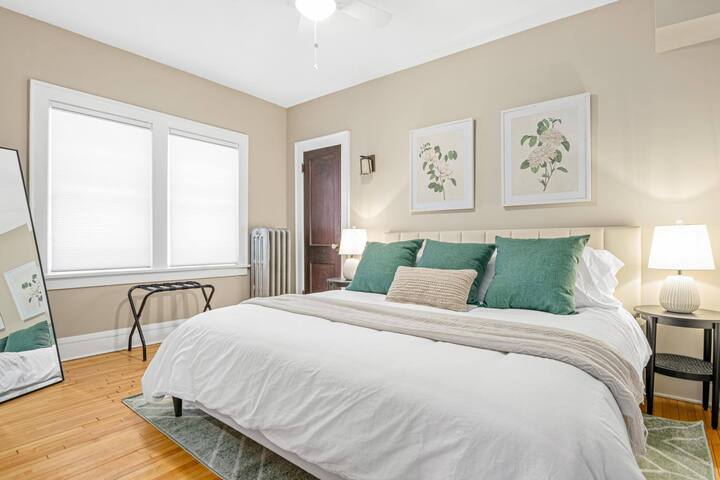 Modern Craftsman | East Harriet | 3 min to Lakes gallery image 4