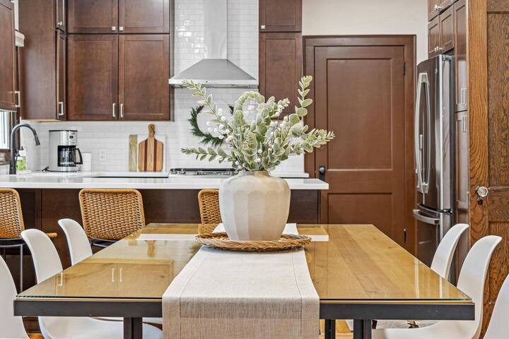 Modern Craftsman | East Harriet | 3 min to Lakes gallery image 2