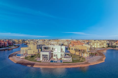 Ascot Bay 5BR Lagoon Beach House & Pool in Tawila