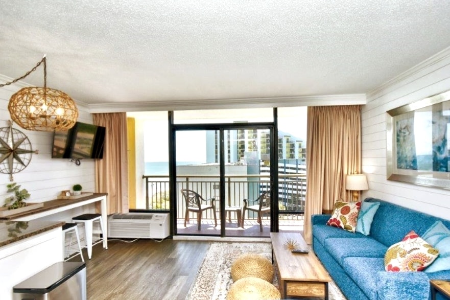 Ќе најдете различна трпезариска маса и уметнички дела над каучот кога ќе пристигнете. 