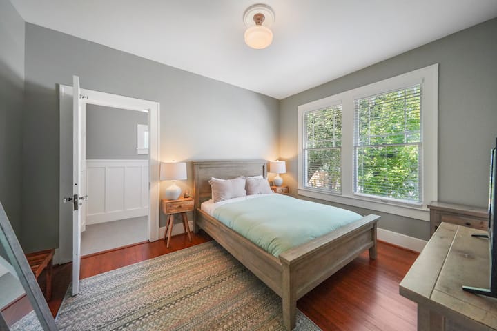 غرفة نوم للضيوف وحمام داخلي