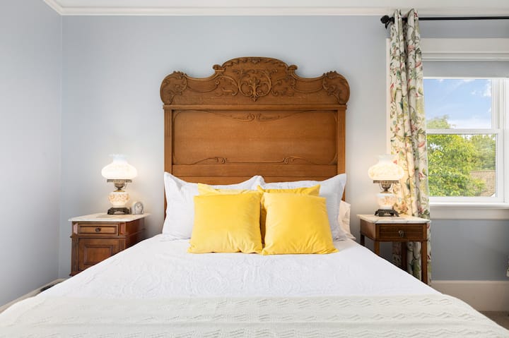 Second floor Bedroom. Queen Bed.