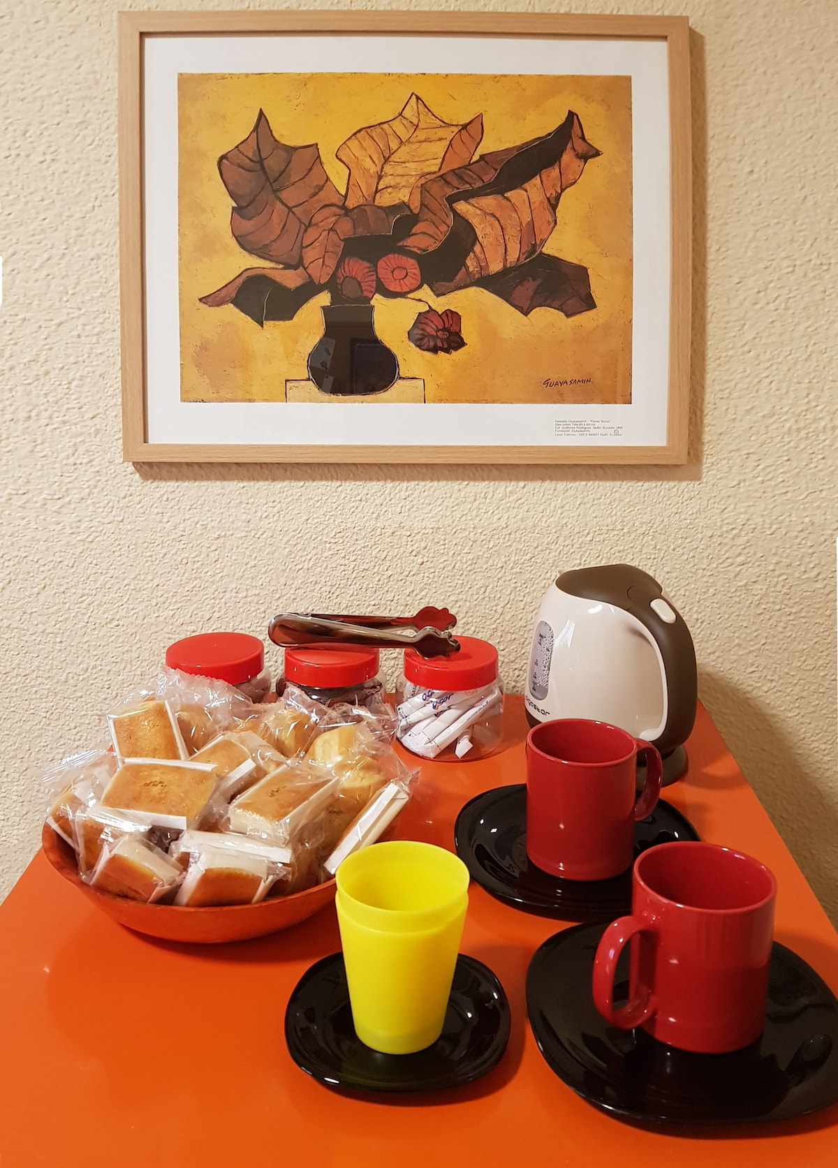 Prepara una taza de té o café en cualquier momento. Hervidor de agua, café, té, azúcar, pan, pan y magdalenas incluidos