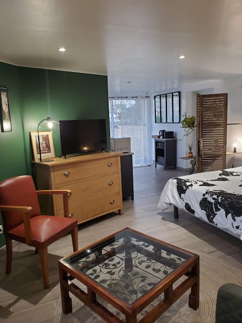 Charming independent studio 1.5 hours from Paris