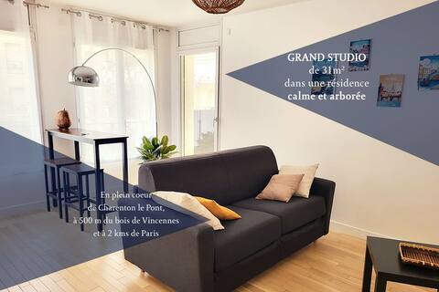 Large studio in a quiet and secure residence