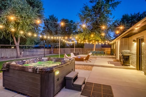 Red Rocks Haus-New Hot Tub, Fire Pit, Sauna, Gym!