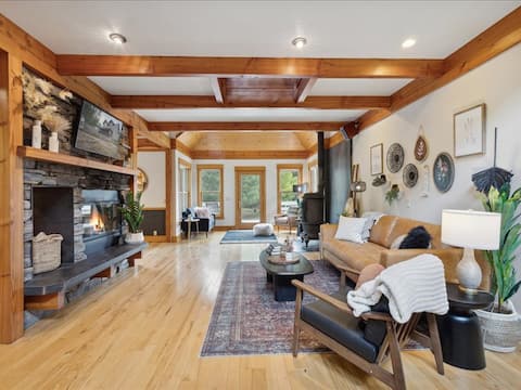 Gorgeous home close to Fish Creek & Hot Tub!