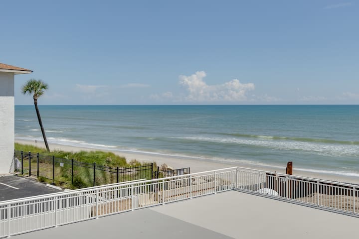 Beachfront Getaway - Amazing Views!