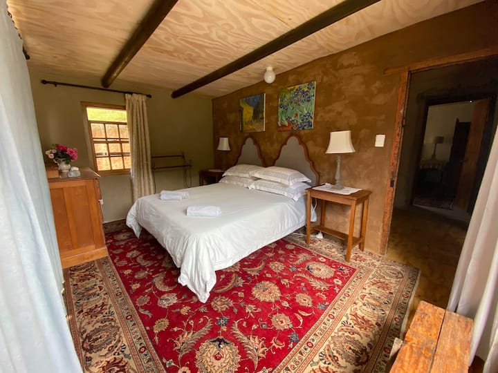 Chumba 1 cha kulala. Imetengenezwa kama vitanda viwili vya mtu mmoja au kitanda kimoja cha ukubwa wa malkia. Na milango ya kuteleza na madirisha makubwa yanayoangalia milima.  