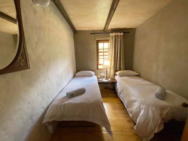 Vitanda 2 x vya mtu mmoja.