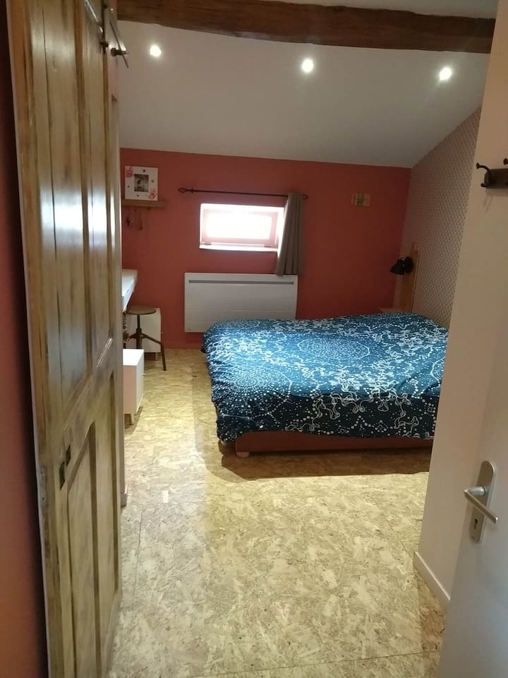 Ერთადგილიანი ნომერი ორადგილიანი საწოლით (180x200).