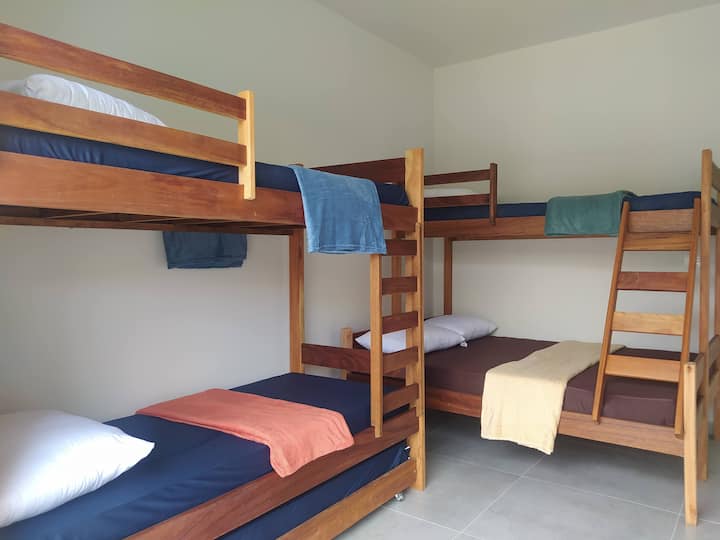 Apartmán 1 na zadnej strane, pripevnený k sviatku. S manželskou posteľou a poschodovými posteľami