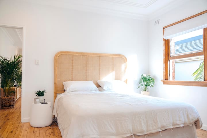 Დიდი ზომის საწოლი პრემიუმ-კლასის მატრასით - გარშემორტყმულია სიმწვანით