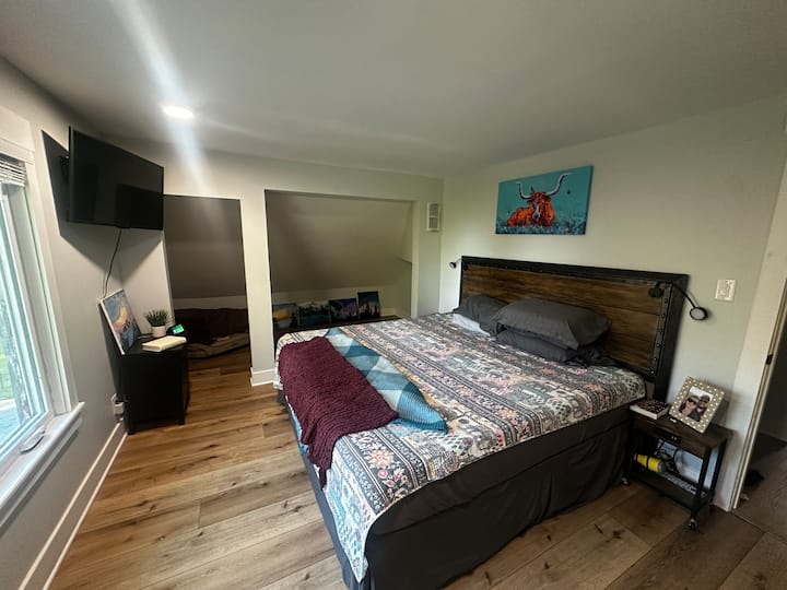 El dormitorio delantero tiene una cama tamaño king, TV, cabecero con lámparas de lectura incorporadas, mesitas de noche con puertos de carga. 

Los armarios y el tocador se utilizan para nuestra ropa, pero hay mucho espacio si necesitas guardar algo de la tuya también.
