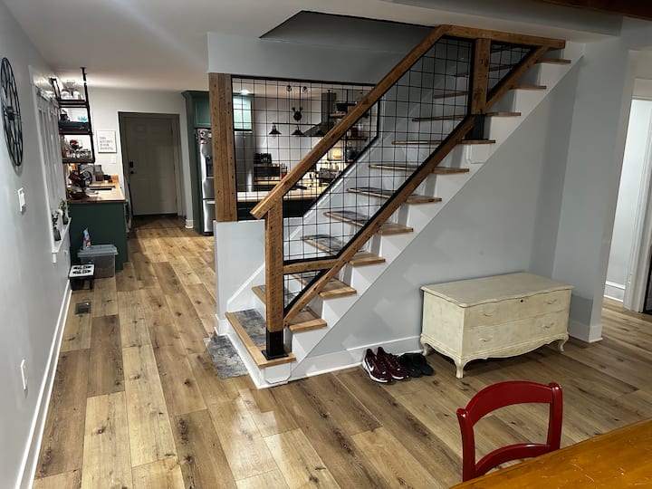 Escalera abierta para añadir al concepto abierto de la sala de estar en la planta principal.