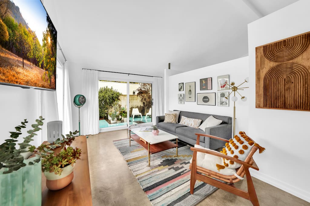Midcentury studio w chef's kitchen