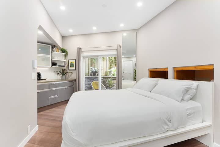 Kitanda cha Ukubwa wa Malkia (dirisha lina mapazia meusi)