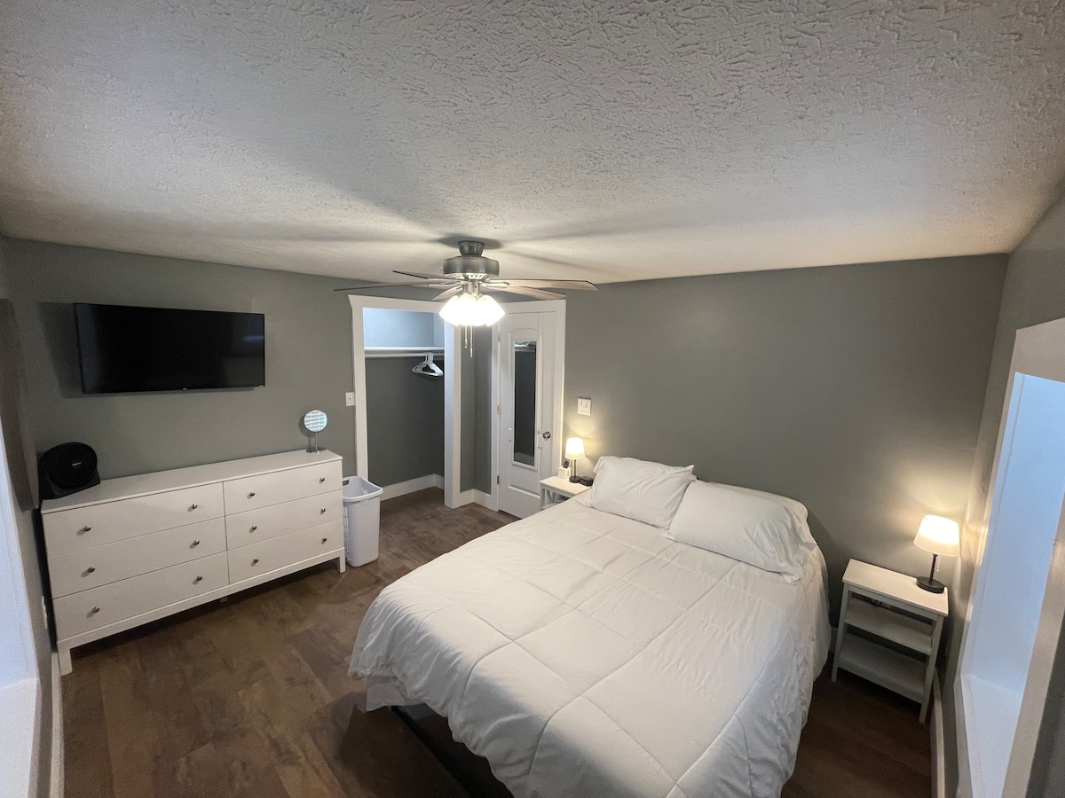 Mwonekano mkuu wa chumba cha kulala kutoka kwenye ukuta wa nyuma. 