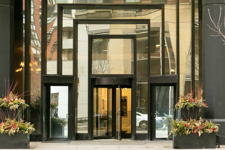 LUX Dtown Penthouses 9bd/9ba Sleep 25+Parking+Pool gallery image 5