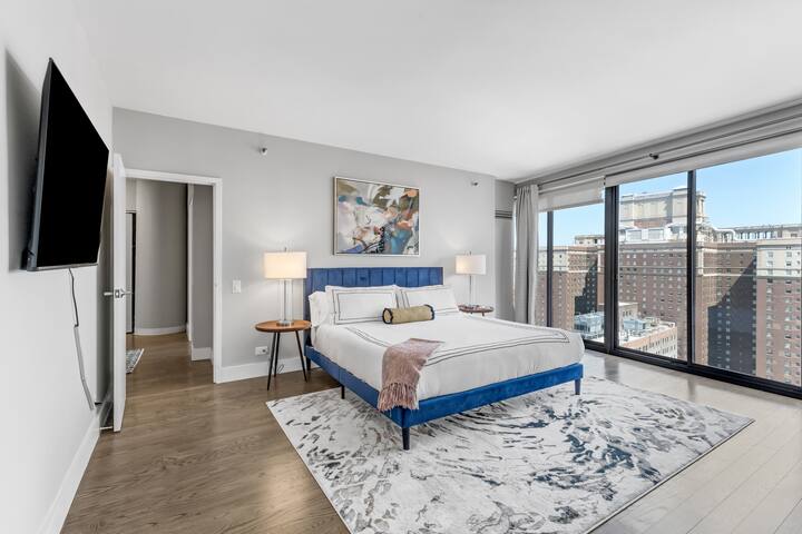 Dtown Penthouse 11+Parking, Gym, Pvt Patio, Pool gallery image 2