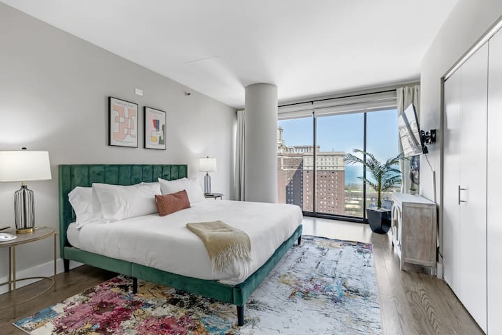 Dtown Penthouse 11+Parking, Gym, Pvt Patio, Pool