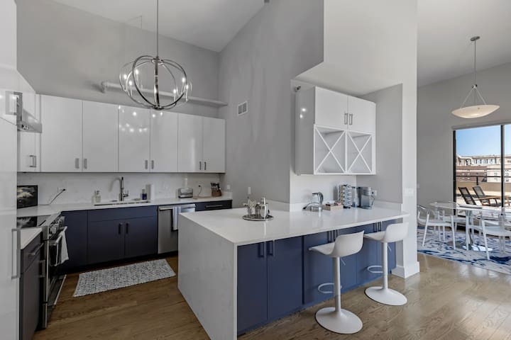 Dtown Penthouse 11+Parking, Gym, Pvt Patio, Pool gallery image 4