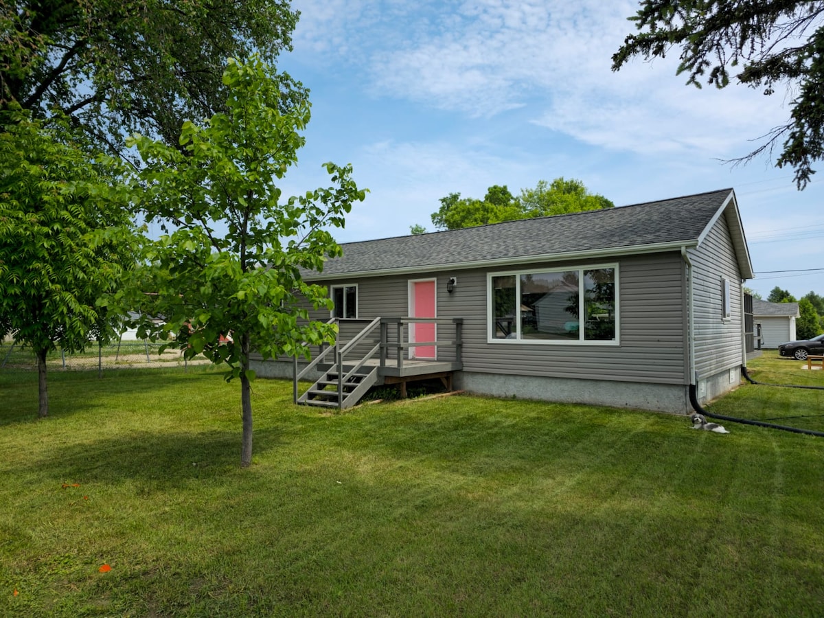 Pink Door Bungalow on 5th Ave Bungalows for Rent in Gimli, Manitoba