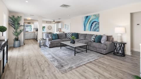 Popular Airbnb listing: Modern Naples Pool Retreat | Bikes + Walk to Beach in Naples Park