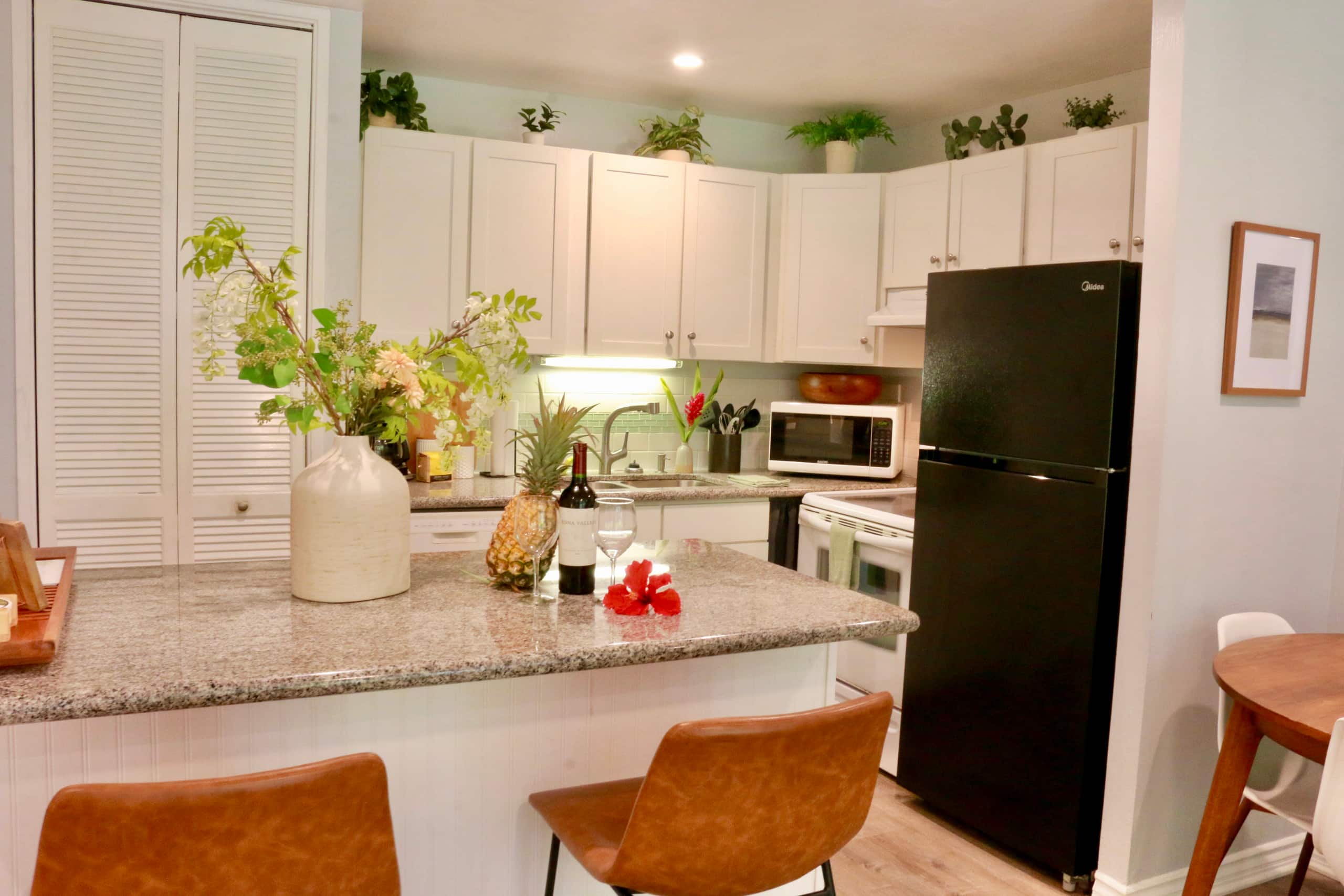 Turtle Bay Bungalow- Parking, AC & Walk to Beach - Image 9