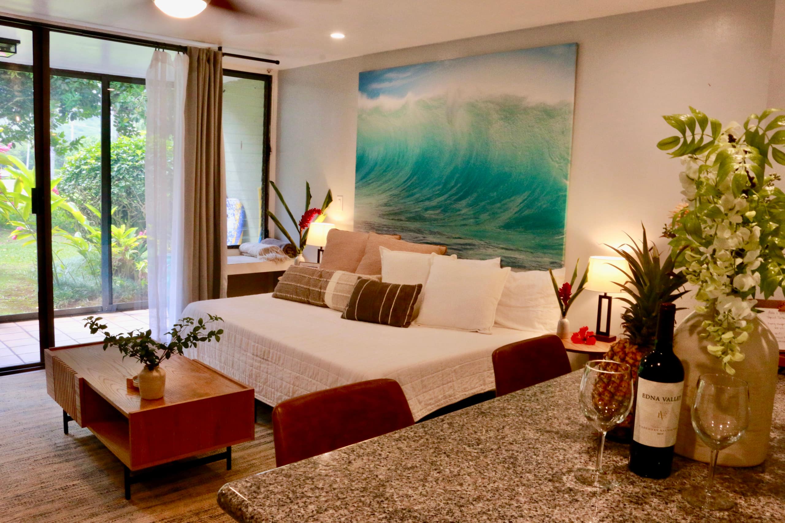 Turtle Bay Bungalow- Parking, AC & Walk to Beach - Image 3
