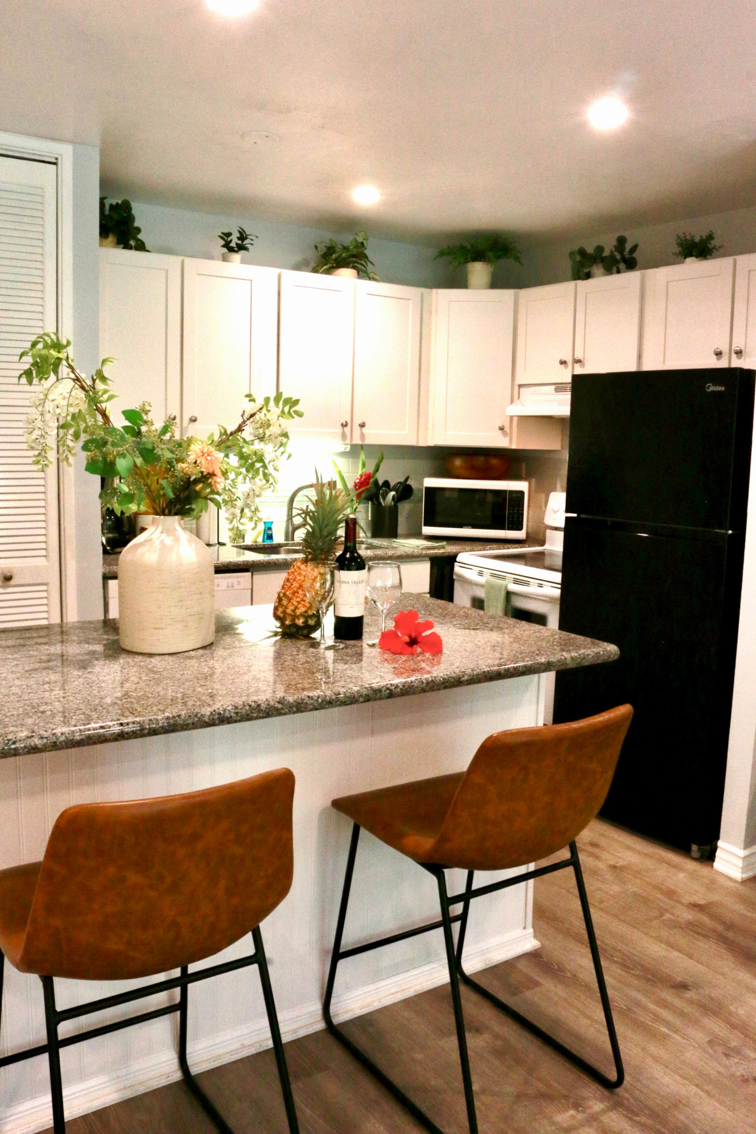 Turtle Bay Bungalow- Parking, AC & Walk to Beach - Image 10