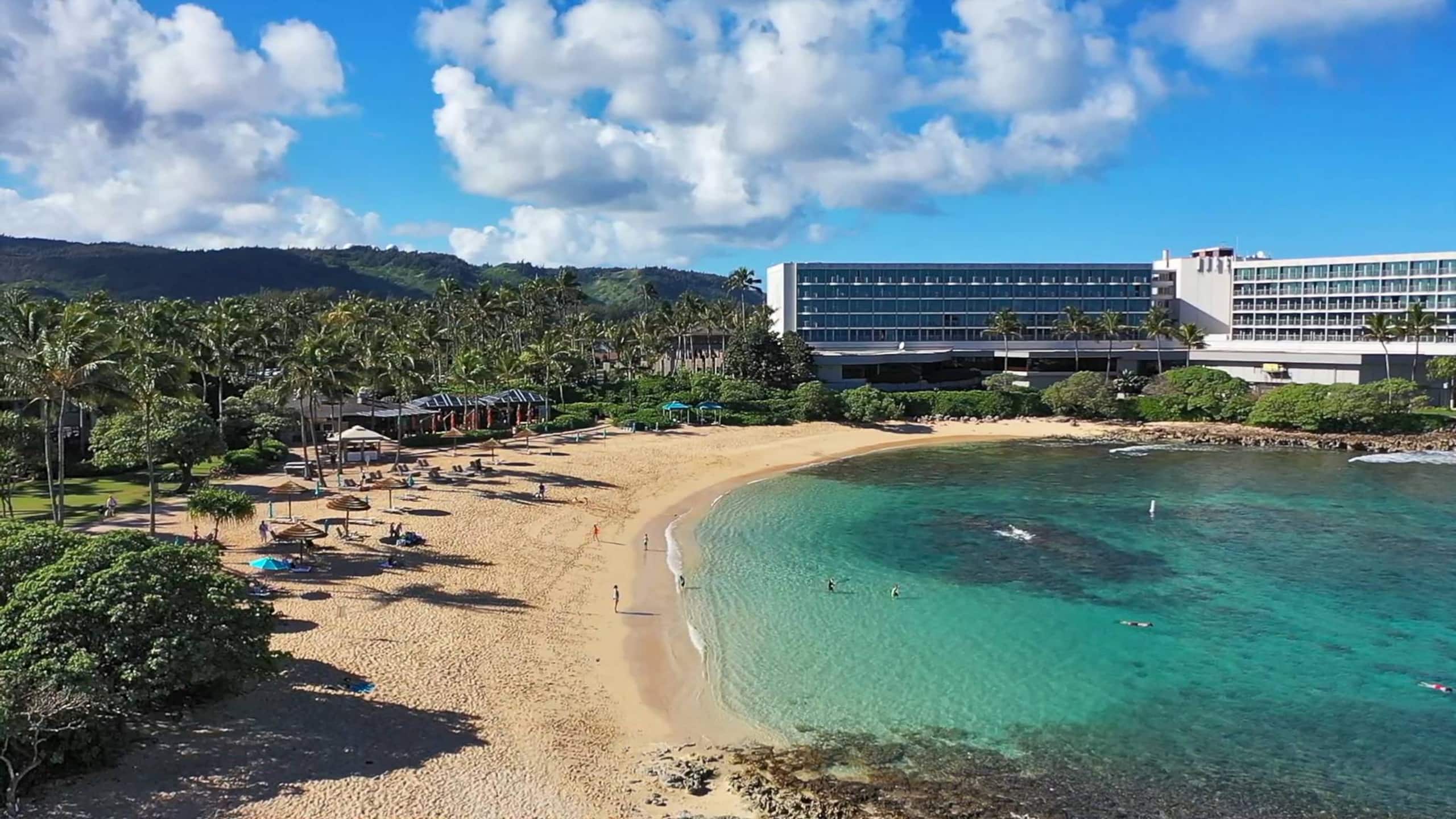 Turtle Bay Bungalow- Parking, AC & Walk to Beach - Image 1