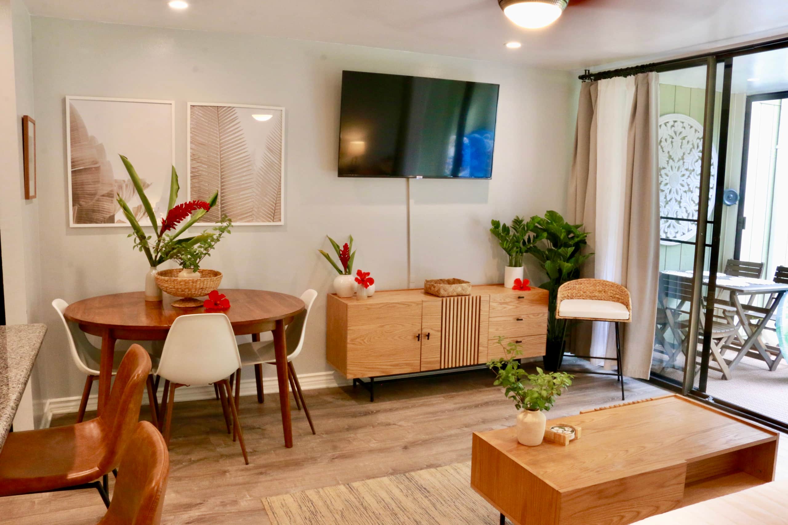 Turtle Bay Bungalow- Parking, AC & Walk to Beach - Image 2
