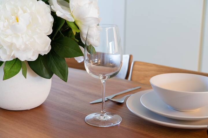 Waterfront 2BR Docklands apt w Balcony&FreeParking gallery image 4