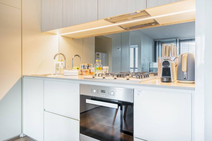 Waterfront 2BR Docklands apt w Balcony&FreeParking gallery image 5