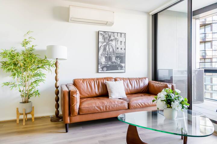 Waterfront 2BR Docklands apt w Balcony&FreeParking gallery image 2