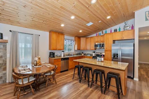 Timber lodge Retreat w/Game room