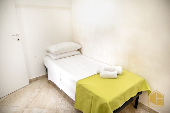 La cama individual es perfecta para un niño o un huésped adicional en un grupo familiar.