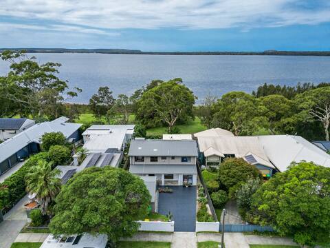 Idyllic lakeside retreat