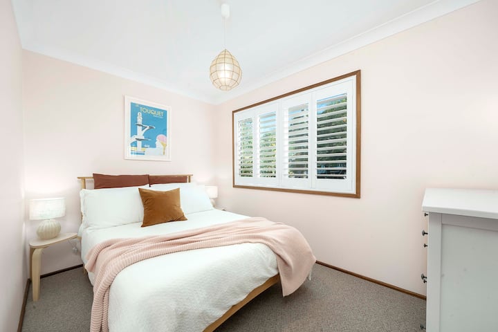 Chumba cha kulala cha pili chenye starehe kilicho na kitanda cha watu wawili na hifadhi nyingi, bora kwa wanandoa au wasafiri peke yao.