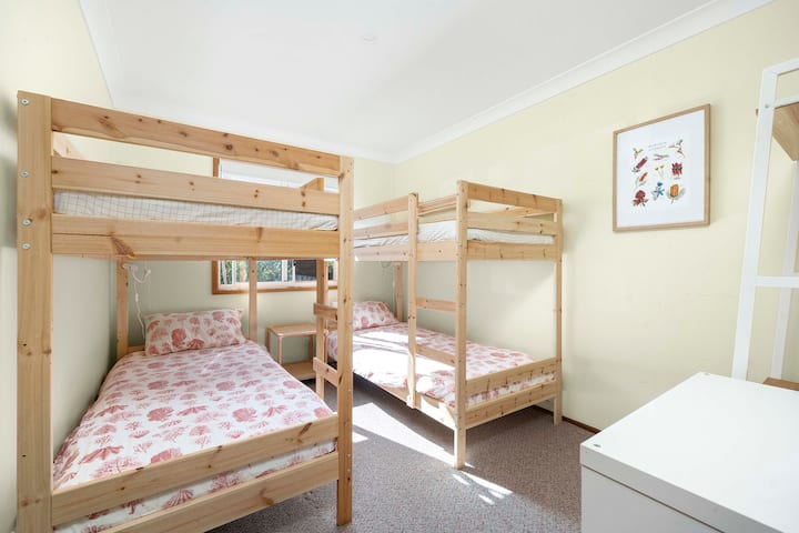 Chumba cha ghorofa cha kufurahisha na kinachofanya kazi chenye seti mbili za ghorofa, kila kimoja kikiwa na mwanga mzuri wa usiku na magodoro thabiti – yanayofaa kwa watoto.