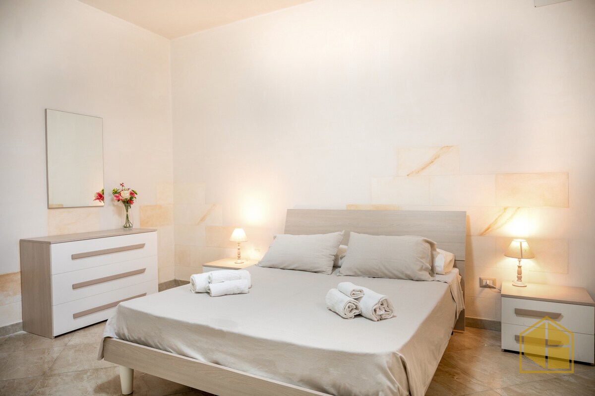 双人房设有一张标准双人床、房间另一侧的额外床、床头柜和一个大双门衣柜。 