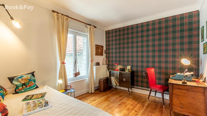 Bedroom 3 "English Club" with desk and wifi, comics and cartoons, vintage advertisements