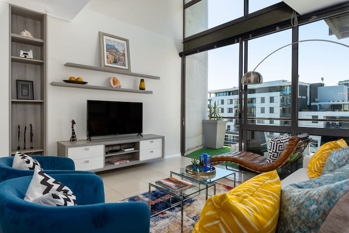 Waterfront/Pool/Gym/Central