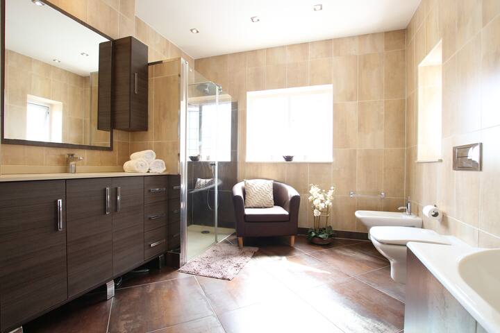 Spacious family house-amazing garden&opposite park gallery image 4